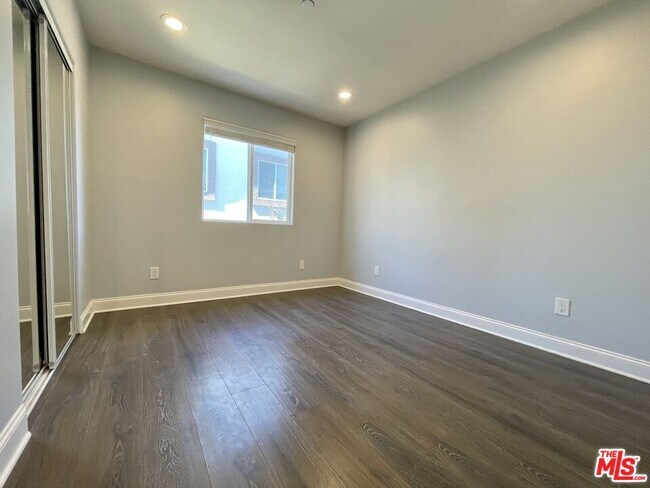 Building Photo - 7113 S La Cienega Blvd