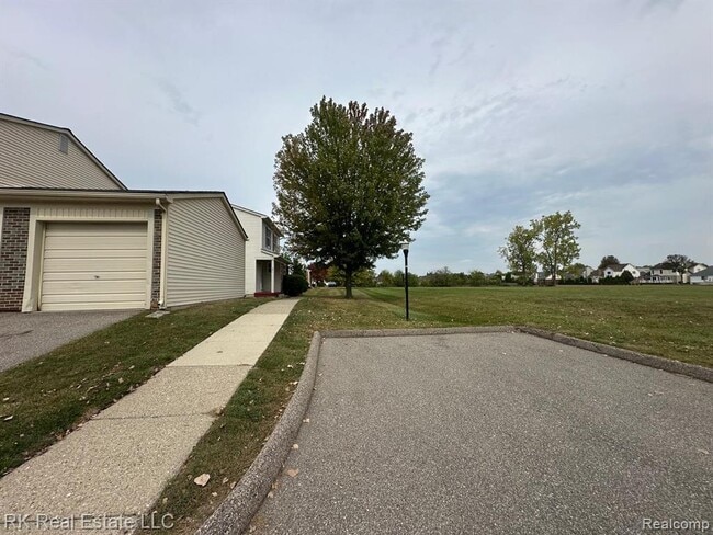 Building Photo - 2824 Roundtree Dr
