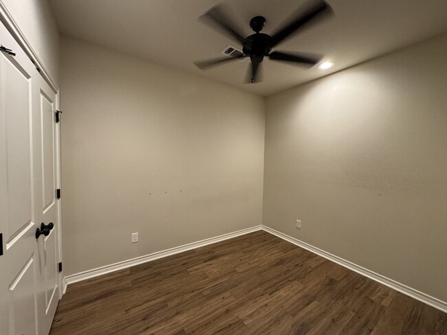 Building Photo - 5670 Shadowbend Cir N