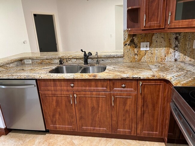Building Photo - 2516 Centergate Dr