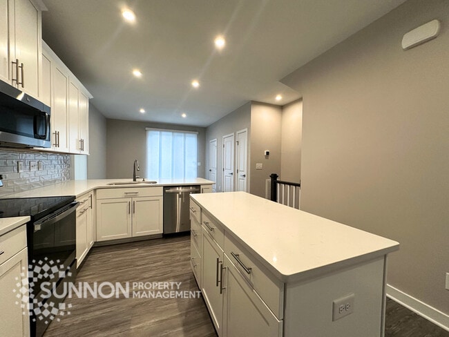 Building Photo - 3BR Townhome with Rooftop Deck in LoSo