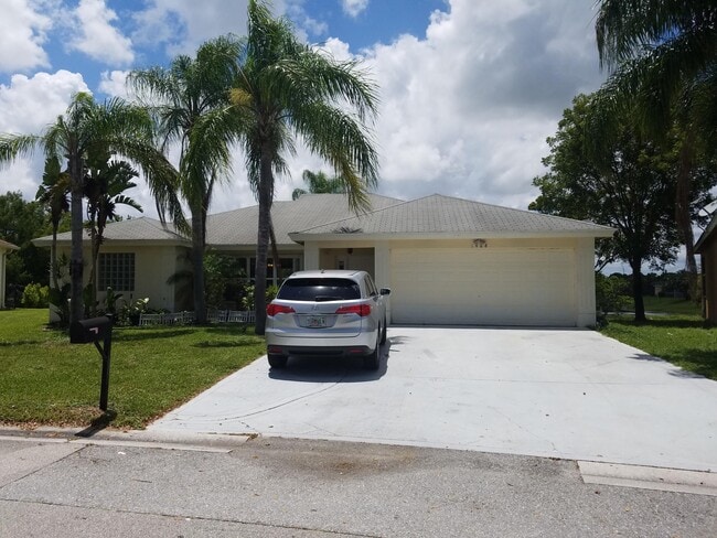 Building Photo - 1488 Fairway Cir