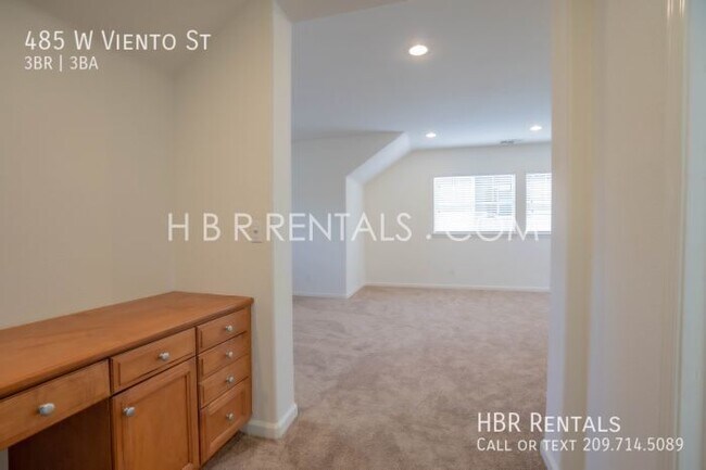 Building Photo - 485 W Viento St