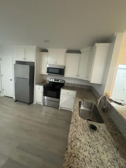 Building Photo - 402 W Cherry St