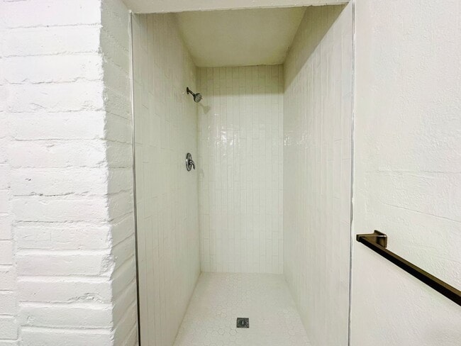 Building Photo - RogerRd237-243