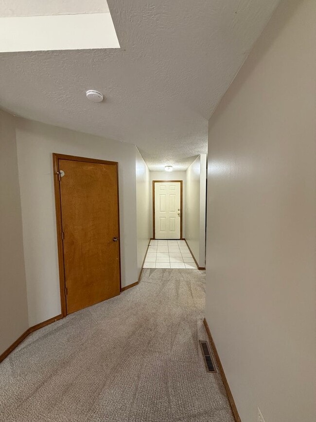 Building Photo - 2 bed 2 bath duplex