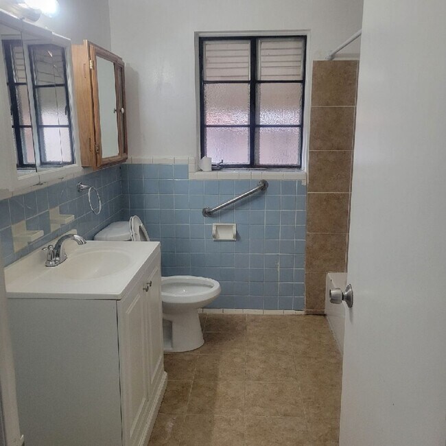 Building Photo - Beautiful 2 bed/1 bath near Grosse Pointe!...