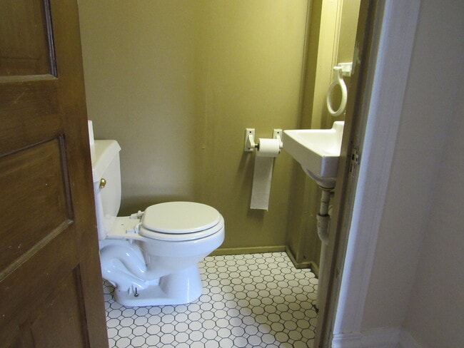 Building Photo - 2 to 3 bedroom home only $1,100.00 per month plus utilities.