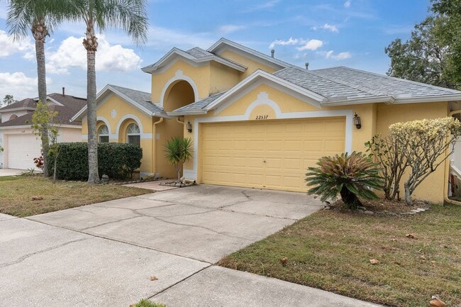 Building Photo - Large Spacious 4 bedroom 2 bath