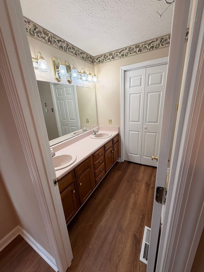 Building Photo - 3BR Home | Granite Kitchen | Fireplace | Deck | Fenced Yard