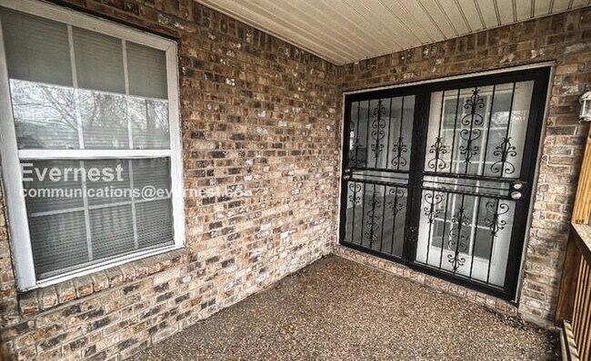 Building Photo - 3 Bed/2 Bath Home with Fenced Yard / Available Now!