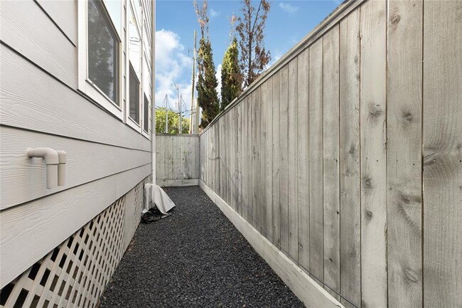 Building Photo - 1333 W 23rd St