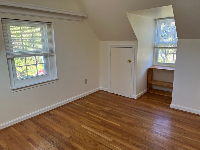 Building Photo - Lovely Home with Two Car Detached Garage