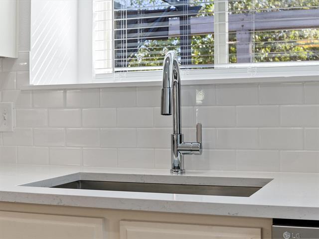 Building Photo - 612 De Soto Dr