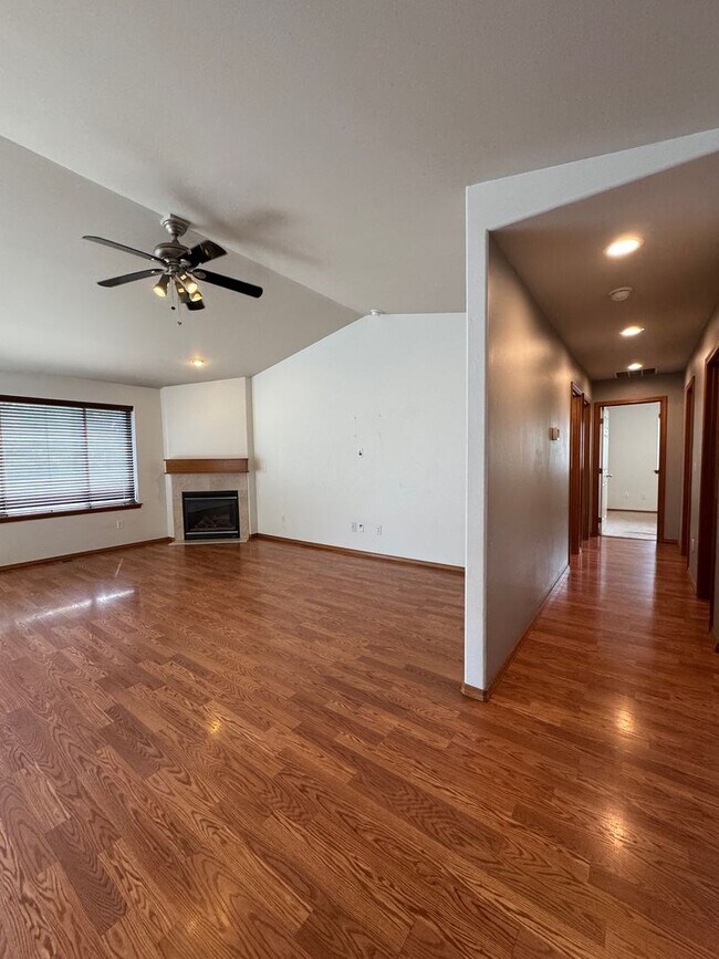 Building Photo - Spacious 4-Bedroom Home for Lease in Cul-d...