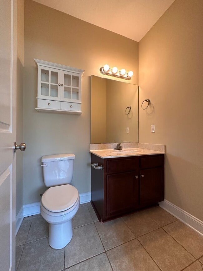 Building Photo - Perfect on Pineflat!