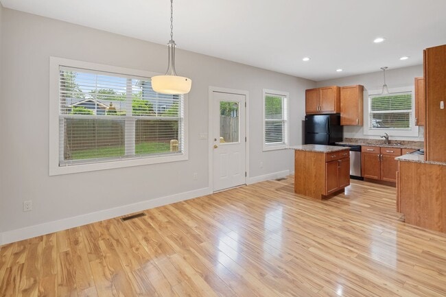 Building Photo - Modern Kenilworth Home