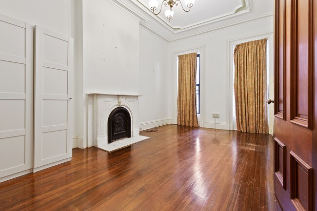 Building Photo - 277 Crown St