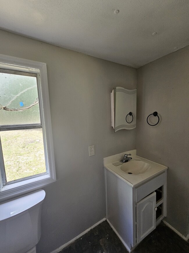 Building Photo - 539 Tindal Rd