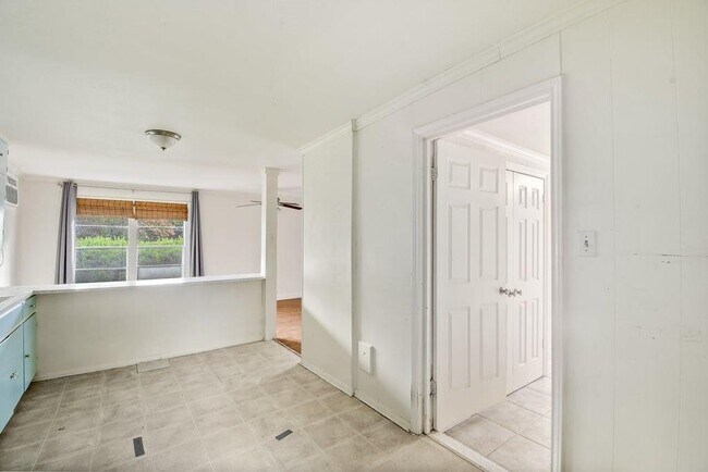 Building Photo - 505 Lbj Dr