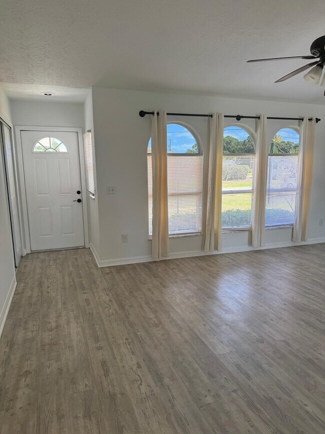 Building Photo - 262 SW Crescent Ave