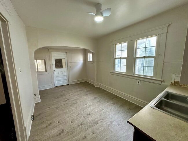 Building Photo - 362 E South St