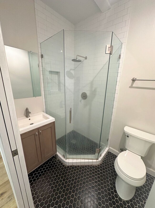 Building Photo - Gorgeous 2bd/2ba unit semi-furnished near ...