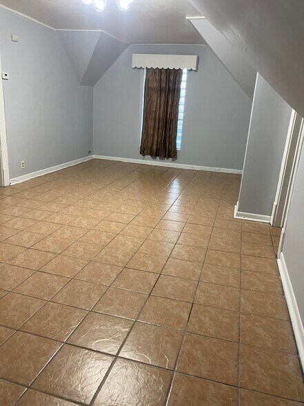 Living room - 922 Summer St