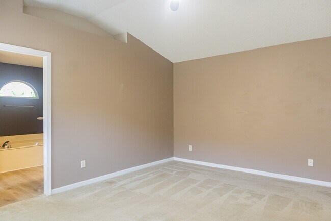 Building Photo - 2034 Belhaven Dr