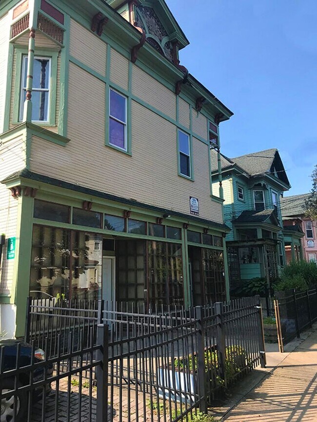 Building Photo - 120 Dell St