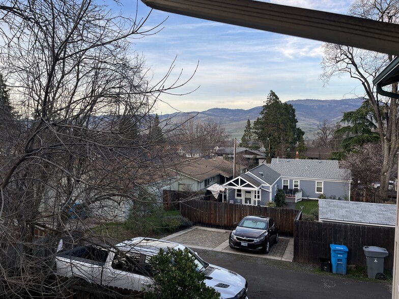 Building Photo - 567 Fairview St