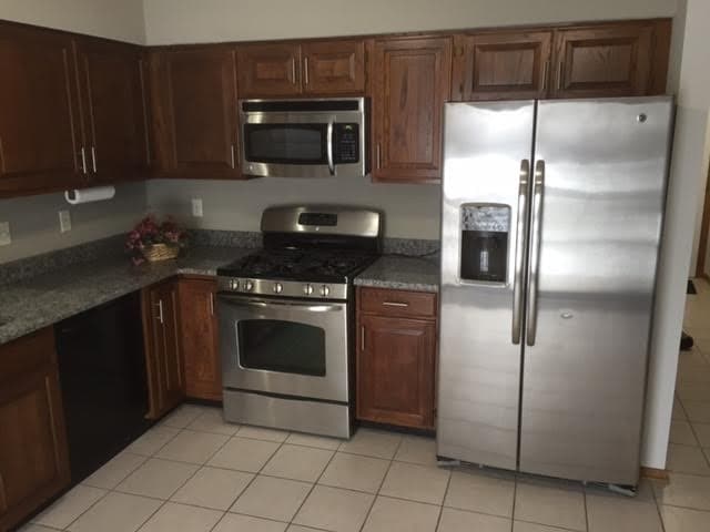 Building Photo - 4 Bedroom 3 Bath home available in Rockford