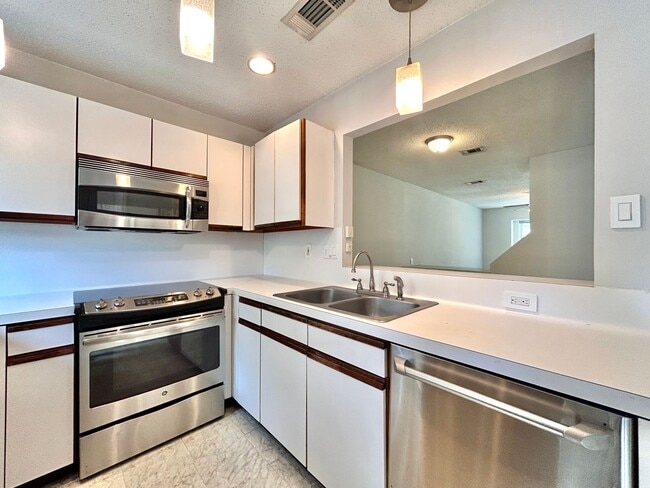 Building Photo - Lovely Rental with 2 Beds, 2.5 Baths & Spa...