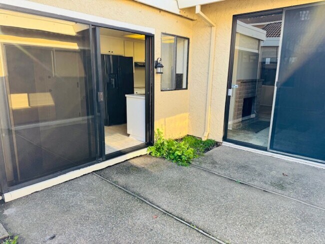 Building Photo - Wonderful, single level townhome w/attached garage available for move-in now!