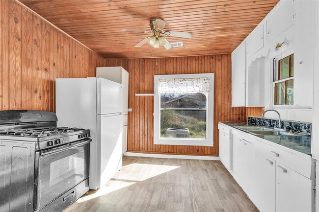 Building Photo - 203 W Powell St