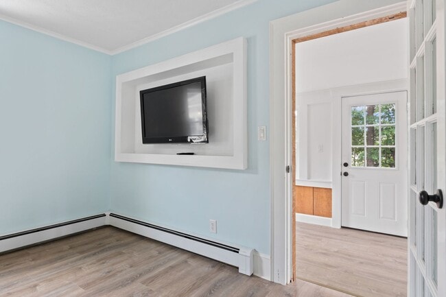 Building Photo - 381 Littlefield Rd