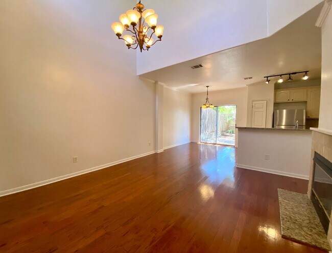 Building Photo - 3 Bedroom Townhouse Condo-North Austin!