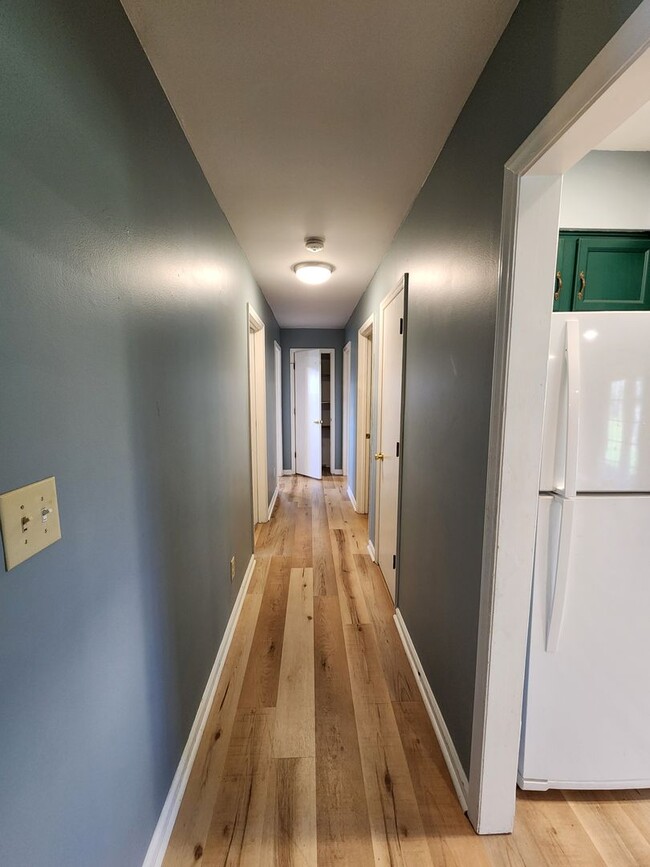 Building Photo - Large Brick Ranch-Rental