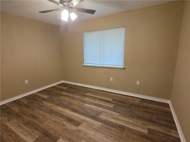 Building Photo - 133 W Queens Dr