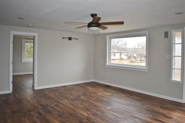 Building Photo - Beautiful 4 bed/2 bath available after 7/1...