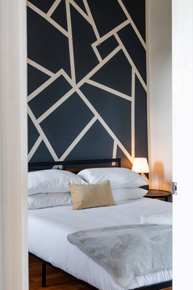 Building Photo - 906 N Damen Ave