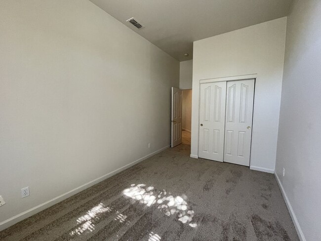 Building Photo - Spacious and Airy Rocklin Home! New Flooring!