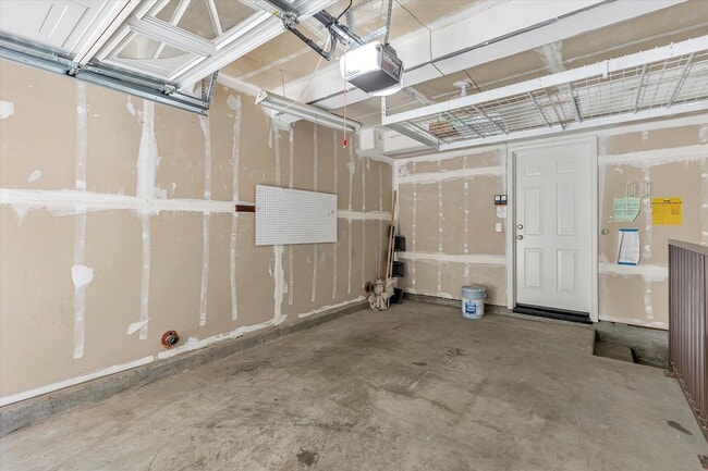 Building Photo - Beautiful Communication Hill Townhome