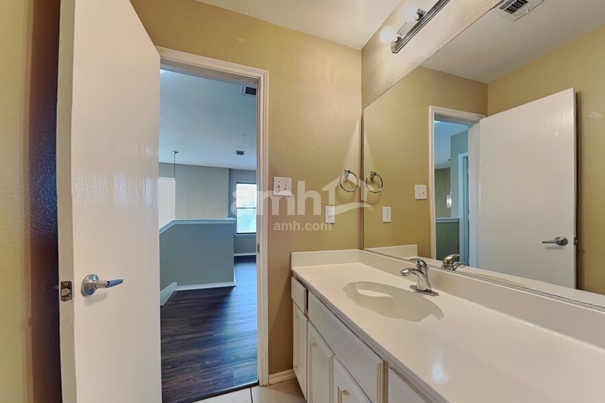 Building Photo - 6001 Melanie Dr
