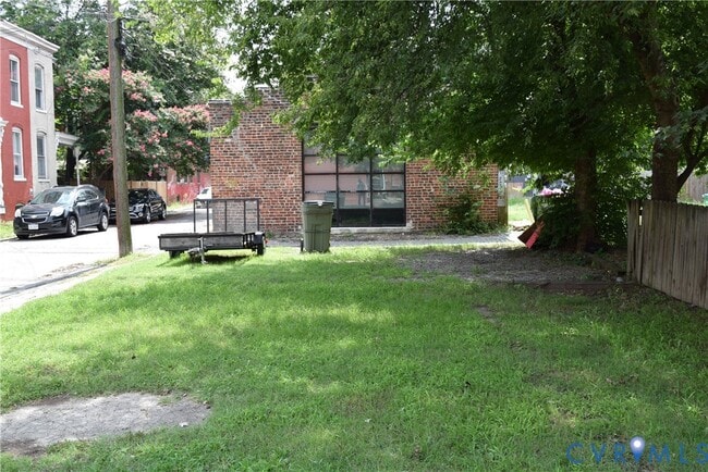 Building Photo - 501 W Clay St