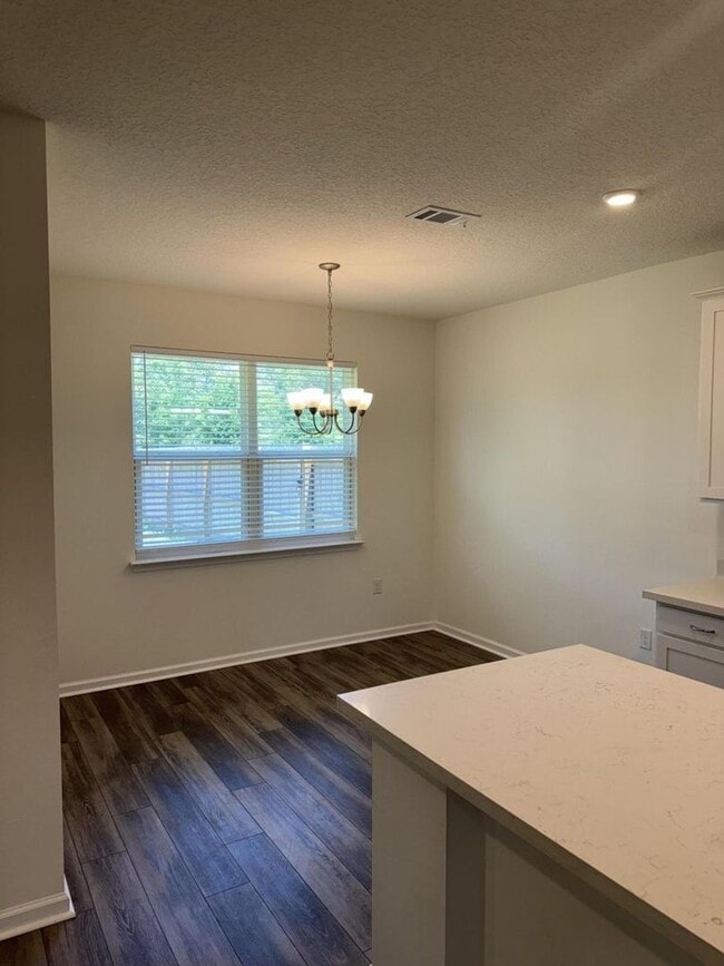 Building Photo - Charming 4 bedroom 3 bathroom in Yellow River Ranch