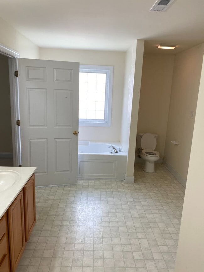 Building Photo - Stunning 4bdrm/2.5bth Home w/Loft Located ...