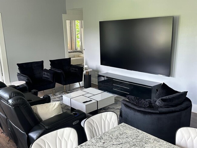 Building Photo - 3210 Hampton Rd