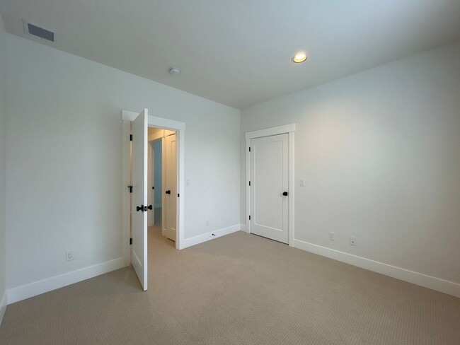 Building Photo - 3 Bedroom / 2.5 Bathroom Townhome in SE Bend