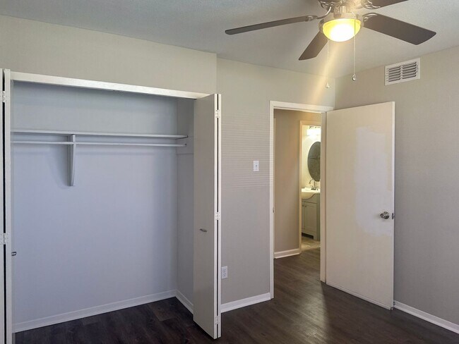 Building Photo - 4 Bedroom / 2.5 Bath Home